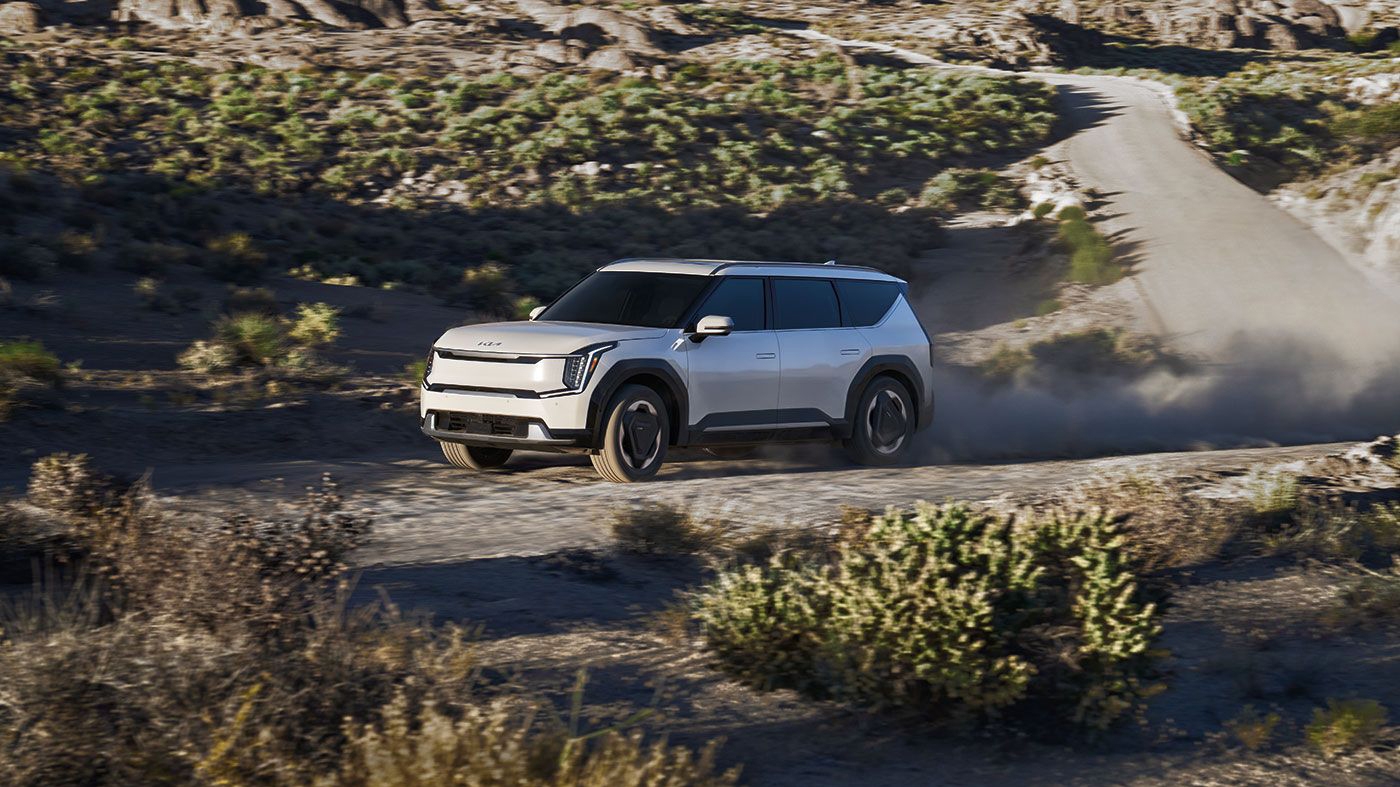 Vue latérale de la kia EV9 2026 sur route de sable